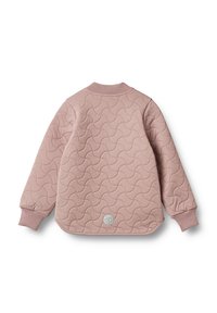 Vadderad rosa jacka med ett strukturerat vågmönster, ribbat krage och ärmslut, rundad fåll och en liten logotyp på ryggen.