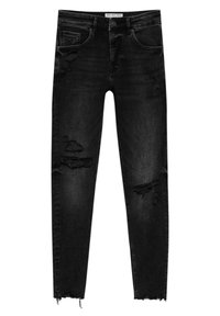 Jeans negros ajustados y desgastados con detalles rasgados en los muslos y dobladillos deshilachados, que incluyen bolsillos delanteros y traseros con cierre de botón.