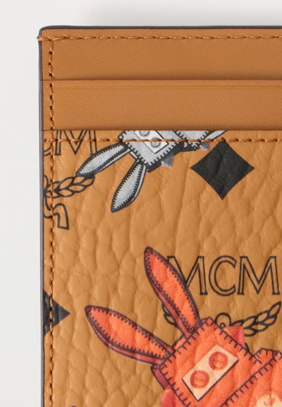 Καφέ υφασμάτινος θήκη καρτών από δέρμα με σχέδιο καρτούν κουνελιού και γεωμετρικά μοτίβα, με τρεις θηλές και λεπτομέρειες αντίθετης ραφής.