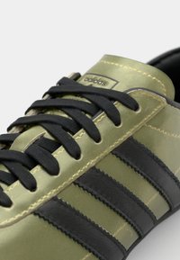 adidas Originals TOKYO - Joggesko - gold metallic/core black