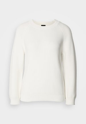 Pull en maille blanc à manches longues avec col rond et poignets et ourlet côtelés, présenté sur un fond clair uni.