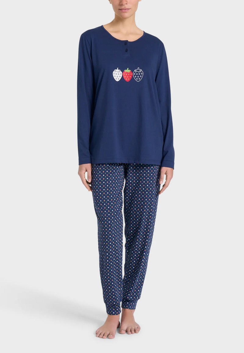 Il pigiama navy include una maglietta a maniche lunghe con tre fragole e pantaloni con motivo. Tessuto morbido, dettagli a pois, vestibilità comoda.