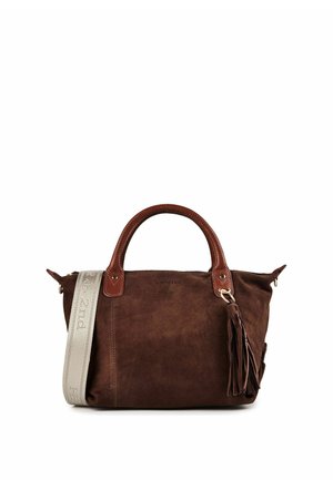 Braune Wildleder-Handtasche mit dunkelbraunen Ledergriffen, einer großen Quaste und einem hellbeigen Schulterriemen mit Prägung.