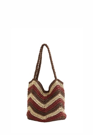 Brun, creme og rustfarvet vævet tote-taske med flettede håndtag og chevronmønster, vist mod en hvid baggrund.
