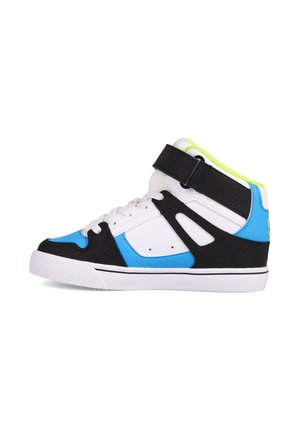 Sneaker high-top bianca, nera, blu e giallo neon con lacci, una fascia in velcro e suola in gomma bianca.