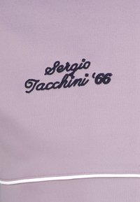 Camicia sportiva lilla in tessuto morbido, con testo ricamato "Sergio Tacchini '66" in blu scuro, e dettagli piping bianchi.