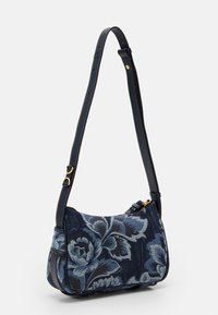 Borsa a tracolla blu con motivo floreale, di forma curvata, corpo in tessuto e tracolla in pelle scura. Caratterizzata da una cerniera dorata e cuciture a contrasto.