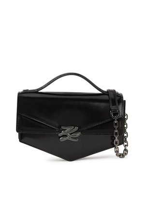 Sac à main en cuir noir avec rabat structuré, bandoulière chaîne argentée, poignée supérieure et fermoir décoratif logo argenté au centre avant.