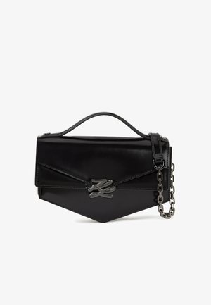 Borsa a mano in pelle nera con patta strutturata, tracolla a catena argentata, manico superiore e chiusura decorativa con logo argentato al centro frontale.