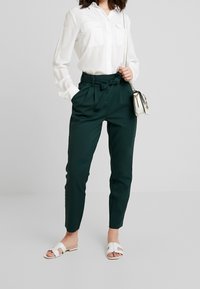 VILA Tygbyxor - dark green