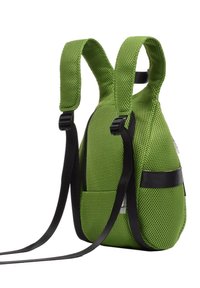 Mochila de malla verde con una forma única, correas acolchadas, detalles en negro y un bolsillo frontal. Exterior texturizado y correas ajustables.