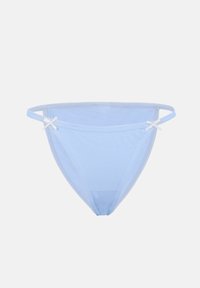 Ανοιχτό γαλάζιο κάτω μέρος μπικίνι με λεπτές πλαϊνές τιράντες και μικρά λευκά φιογκάκια σε κάθε πλευρά, τοποθετημένο σε απλό φόντο.