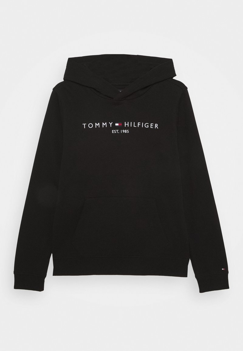 Sweatshirt noir avec poche avant, logo Tommy Hilfiger, et texte "EST. 1985" centré sur la poitrine, petit logo sur le poignet gauche.