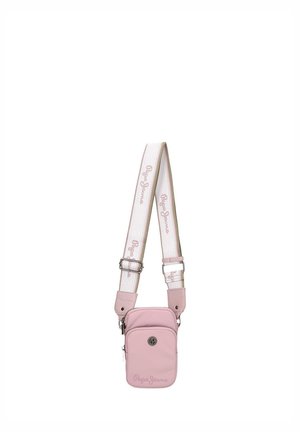 Bolso pequeño bandolera rosa con correa blanca ajustable, bolsillo frontal con cremallera y marca "Pepe Jeans" en la correa y en el frente del bolso.