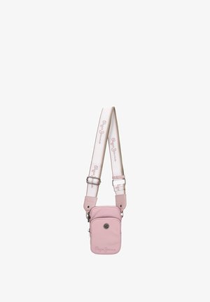 Bolso pequeño bandolera rosa con correa blanca ajustable, bolsillo frontal con cremallera y marca "Pepe Jeans" en la correa y en el frente del bolso.