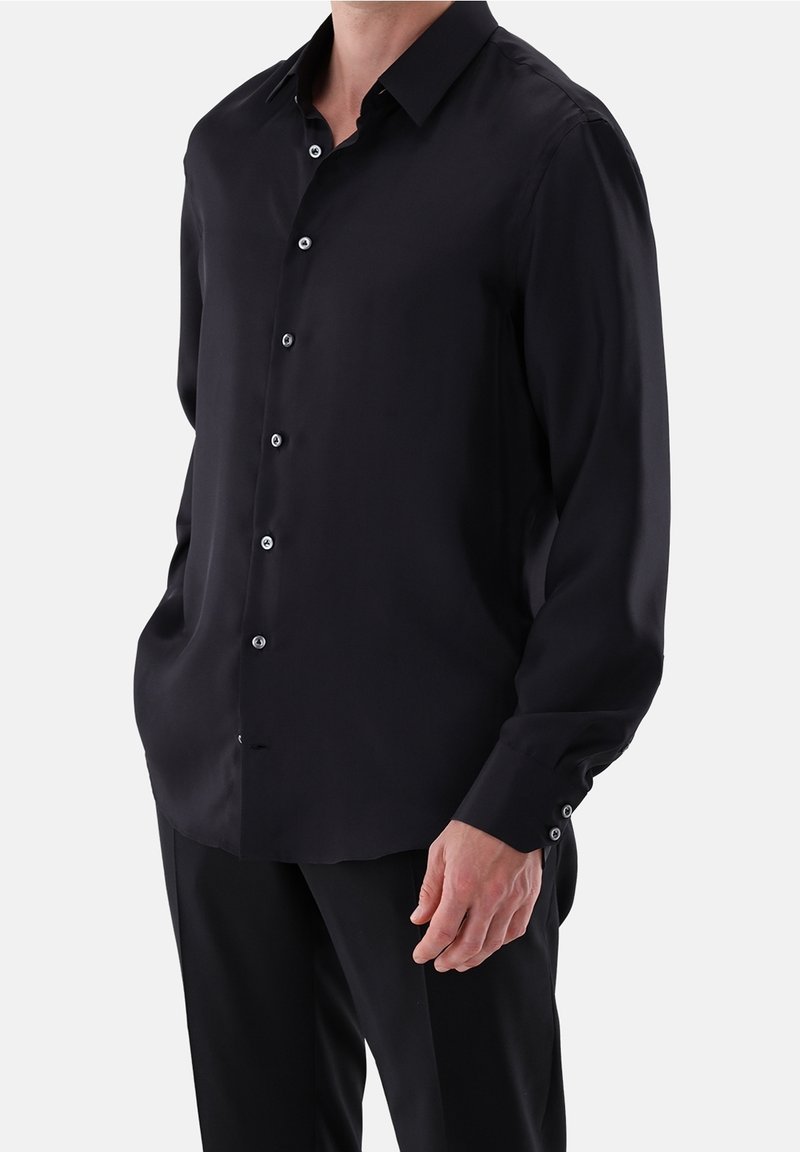 Zwarte longsleeve shirt van gladde stof, met een klassieke kraag, knoopsluiting en knoopmanchetten. Elegante en verfijnde uitstraling.