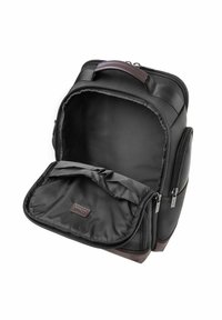 Czarny plecak z nylonu z dużym otwarciem, wyposażony w siatkową kieszeń i brązową skórzaną metkę, podwójne zamknięcie na zamek błyskawiczny oraz wyściełane sekcje.
