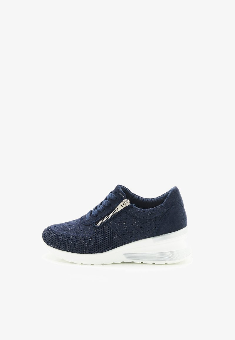 Sneaker blu navy in rete con tomaia testurizzata, suola bianca, design con lacci e una cerniera decorativa laterale.