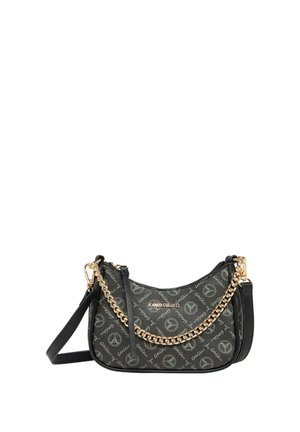 Schwarze Carlo Colucci Handtasche mit goldener Kette, verstellbarem Tragegurt und wiederkehrendem Logomuster auf strukturierter Oberfläche.