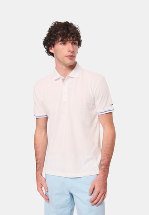 Polo bianca con maniche a righe blu, caratterizzata da colletto standard e patta con tre bottoni, realizzata in morbido cotone.