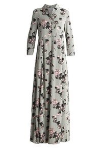 Robe maxi en tissu léger, dotée d'un col, de manches longues, d'un fond vert avec un imprimé floral rose et noir, et d'une fermeture par boutons.