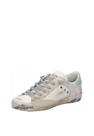 Sneaker bianca con lacci grigi, materiale scamosciato e in pelle, punta metallica e dettagli stampati sul tallone. Design strutturato e a profilo basso.