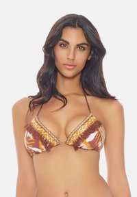 Top bikini triangolare con un tessuto a fantasia multicolore, caratterizzato da bordi frangiati e cuciture decorative. La palette di colori include arancione e marrone.