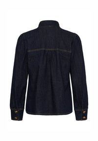 Chemise en denim bleu foncé à manches longues avec poignets boutonnés, une couture d’empiècement dans le dos et de légers froncements sous l’empiècement arrière.