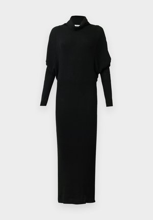 Vestido largo negro de punto acanalado con cuello alto y mangas murciélago, ajustado en los antebrazos y que se extiende hasta el tobillo.