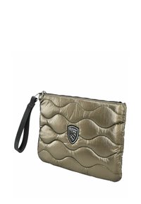 Metaliczna srebrna pikowana saszetka z teksturowanym falistym wzorem, zamknięciem na zamek błyskawiczny oraz odpinanym czarnym paskiem na nadgarstek. Z logo na łatce.