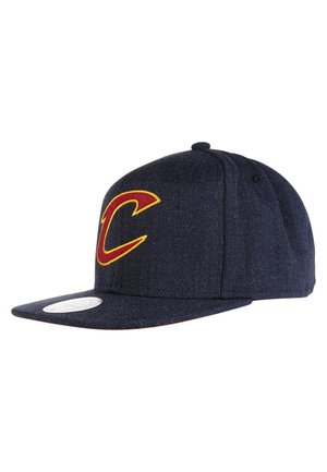 Casquette de baseball bleu foncé avec un grand logo "C" rouge et jaune à l'avant et une visière plate avec un autocollant blanc.
