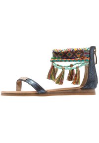 Ploché sandály s kovovým tmavě modrým páskem, barevnými textilními akcenty, korálkovými detaily a dekorativními třásněmi. Polootvřený design na zadní straně.