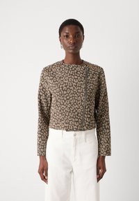 Leopardprint top met lange mouwen, cropped ontwerp, in beige en bruine kleuren, met een ritsluiting en contrasterende schouderaccenten.