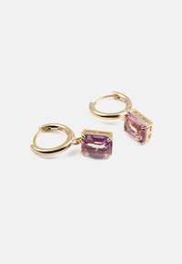 Gullhiopearrings med rektangulære lilla edelstener, som har en polert overflate og klare fasetter som fanger lyset.