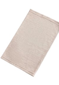 Világos bézs texturált szövet, puha bevonattal, téglalap alakú, varrt széllel. A szövet finom színárnyalat-változásokat mutat.