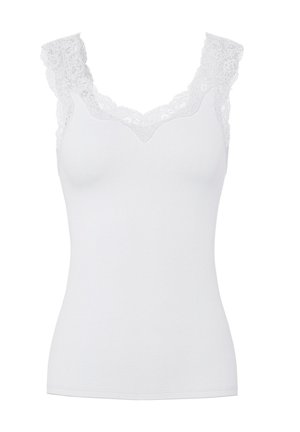 Witte tanktop met een V-hals en een kantafwerking bij de schouders, gemaakt van een zachte stof met een aansluitende silhouet en een gladde textuur.