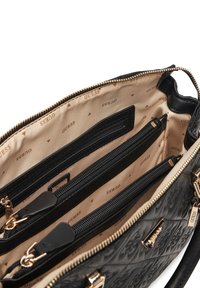 Borsa nera con texture trapuntata, hardware dorato e interno beige. Presenta diversi scomparti e tasche con zip per una migliore organizzazione.