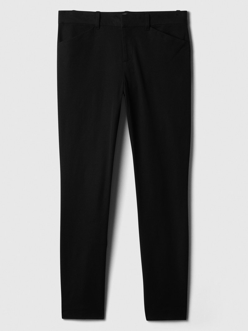 Pantalons noirs ajustés avec poches avant et passants de ceinture, présentés à plat sur un fond gris clair.