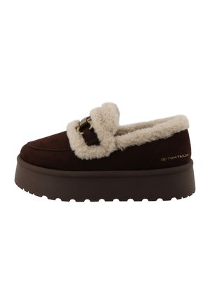 Mørkebrun platformet loafer med tyk beige shearlingforing og dekorativt spænde, der viser højre side med brandtekst på hælen.