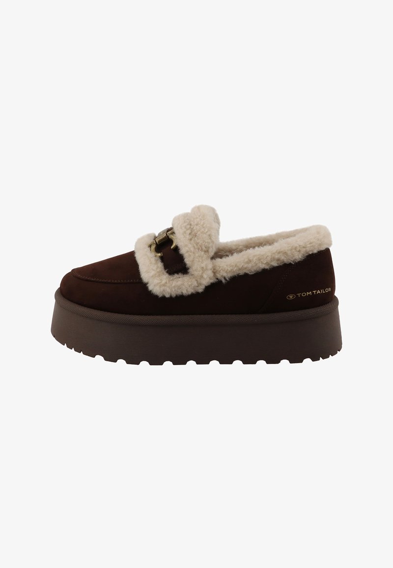 Mocassin à plateforme marron foncé avec doublure épaisse en shearling beige et boucle décorative, montrant le côté droit avec le texte de la marque sur le talon.