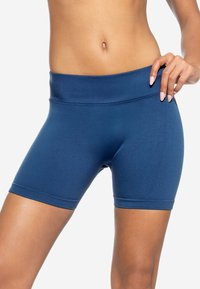 Pantaloni sportivi blu navy, realizzati in tessuto liscio e elastico. Presentano una vita larga e un design aderente, che arriva a metà coscia.