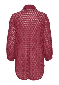 Krajková košile v sytě červené barvě s kruhovým výřezovým vzorem, s límečkem a dlouhými balónovými rukávy, s delším zadním lemem.