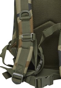 Reguliuojamos žalios kamufliažinės kuprinės dirželiai su plastikinių sagtimis ir tinklelio paminkštinimu komfortui ir ventiliacijai.