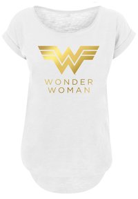 Baltas īsās piedurknes T-krekls ar zeltainu "Wonder Woman" logo, stilizētām spārniem un uzrakstu, izgatavots no mīksta auduma.