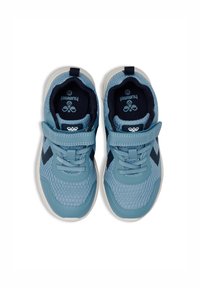 Jasnoniebieskie buty sportowe z siateczkowej tkaniny, gumową podeszwą i rzepem. Granatowe akcenty na języku i bokach.