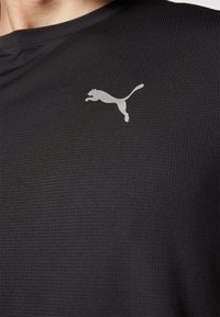 Puma RUN FAVORITE VELOCITY TEE - Sportfelső - black/sun stream