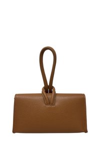 Brązowa skórzana torebka z teksturowanym wykończeniem i uchwytem w kształcie pętli. Prostokątny kształt, posiada główną komorę z płaskim otwarciem.