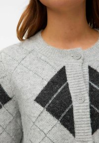 Grijze cardigan met een ruitpatroon, contrasterende zwarte accenten, ribbelboord aan de hals en twee knoopsluitingen aan de voorkant.