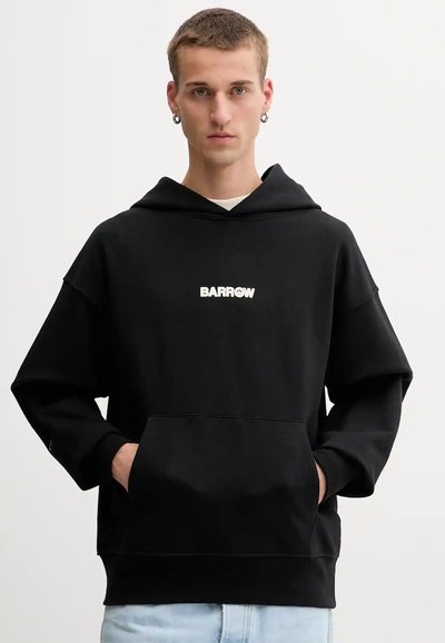 Felpa nera realizzata in morbido cotone, con tasca a marsupio frontale, maniche ampie e logo bianco "BARROW" sul petto.