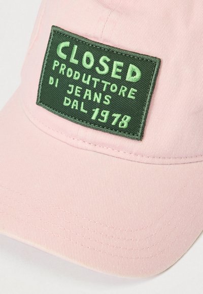 Ροζ σκουφί από βαμβάκι με υφή στην επιφάνεια. Διαθέτει ορθογώνιο πράσινο λογότυπο με λευκό κείμενο που γράφει "CLOSED PRODOTTORE DI JEANS DAL 1978."